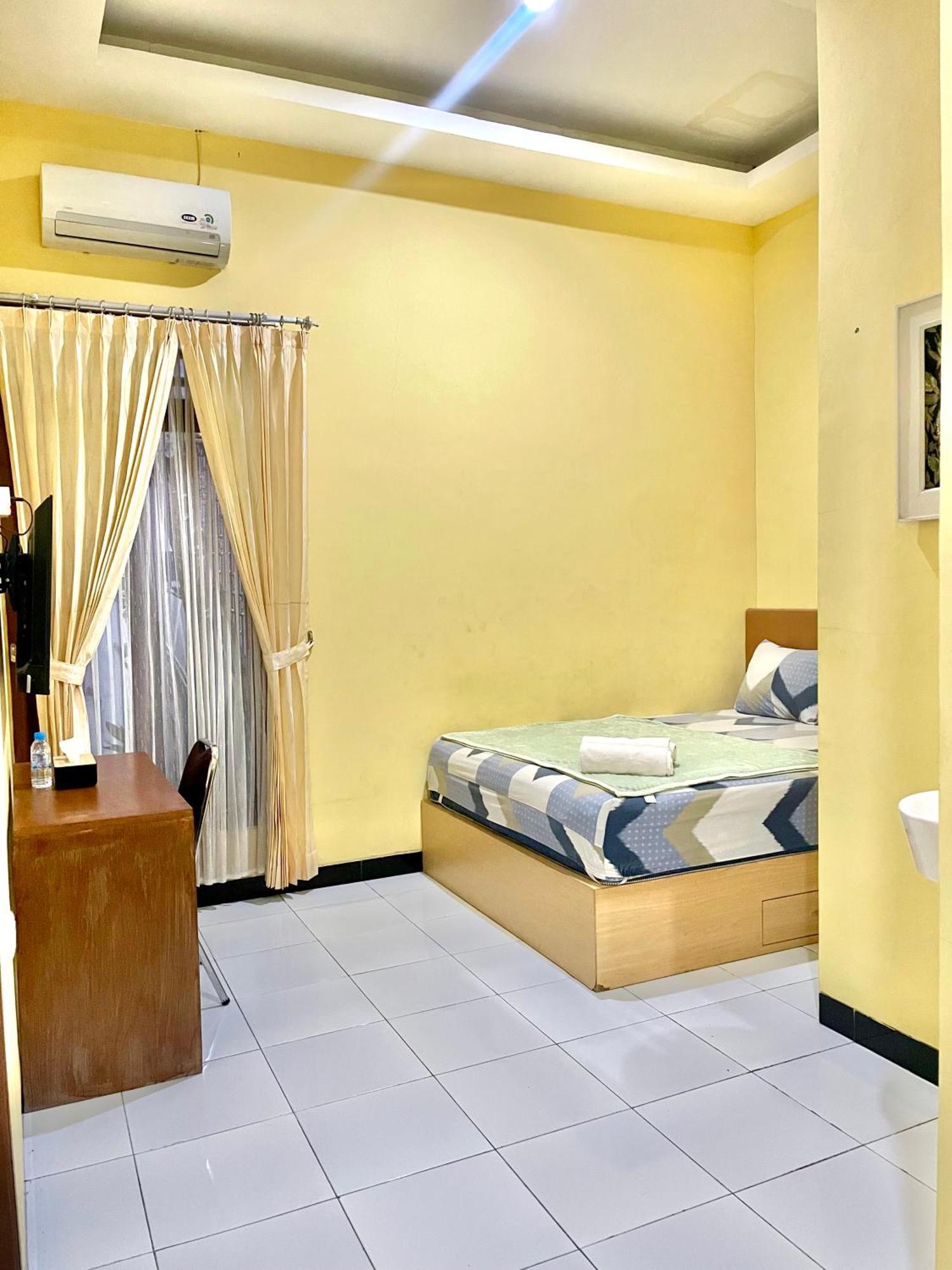 Telu Telu Solo Hotel Bagian luar foto