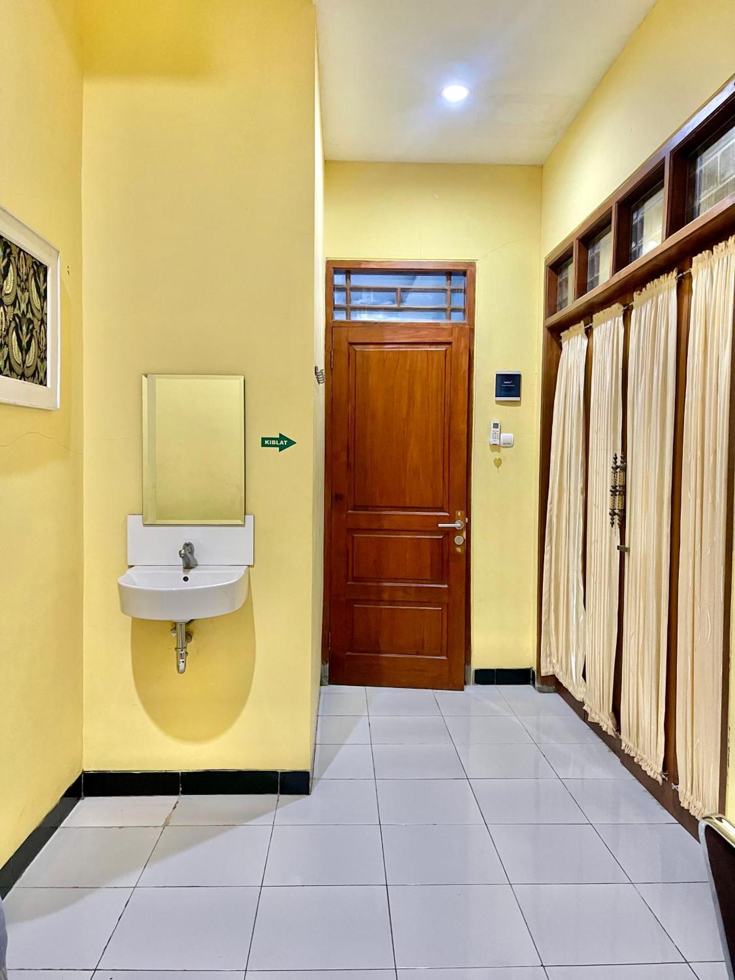 Telu Telu Solo Hotel Bagian luar foto