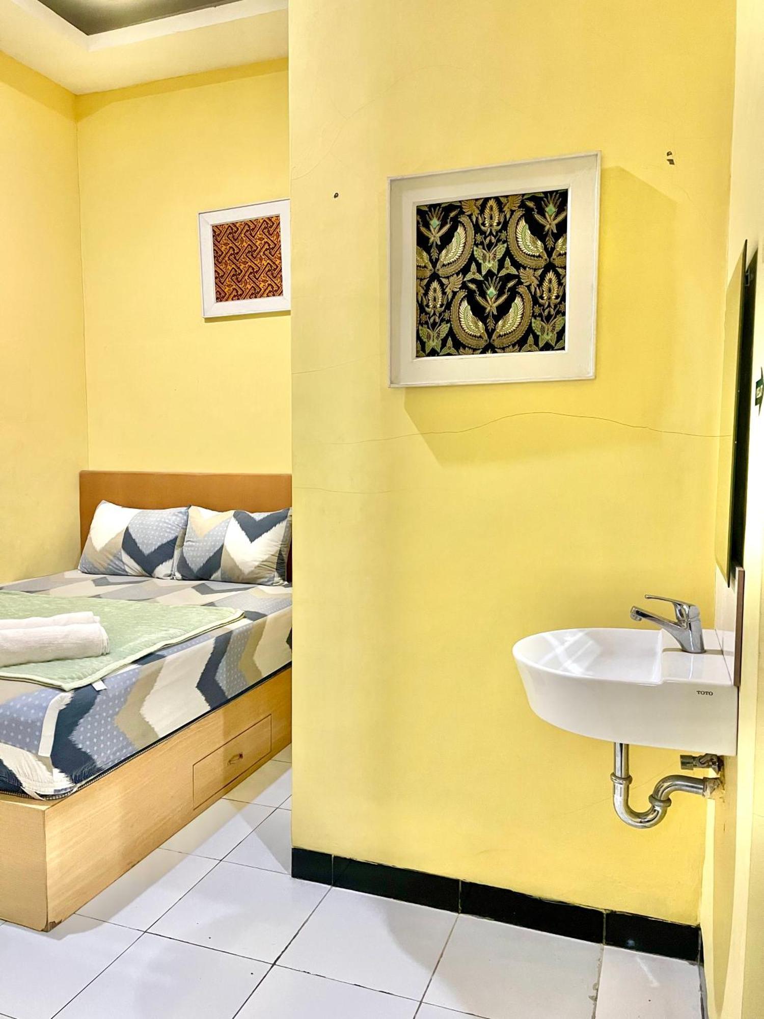 Telu Telu Solo Hotel Bagian luar foto
