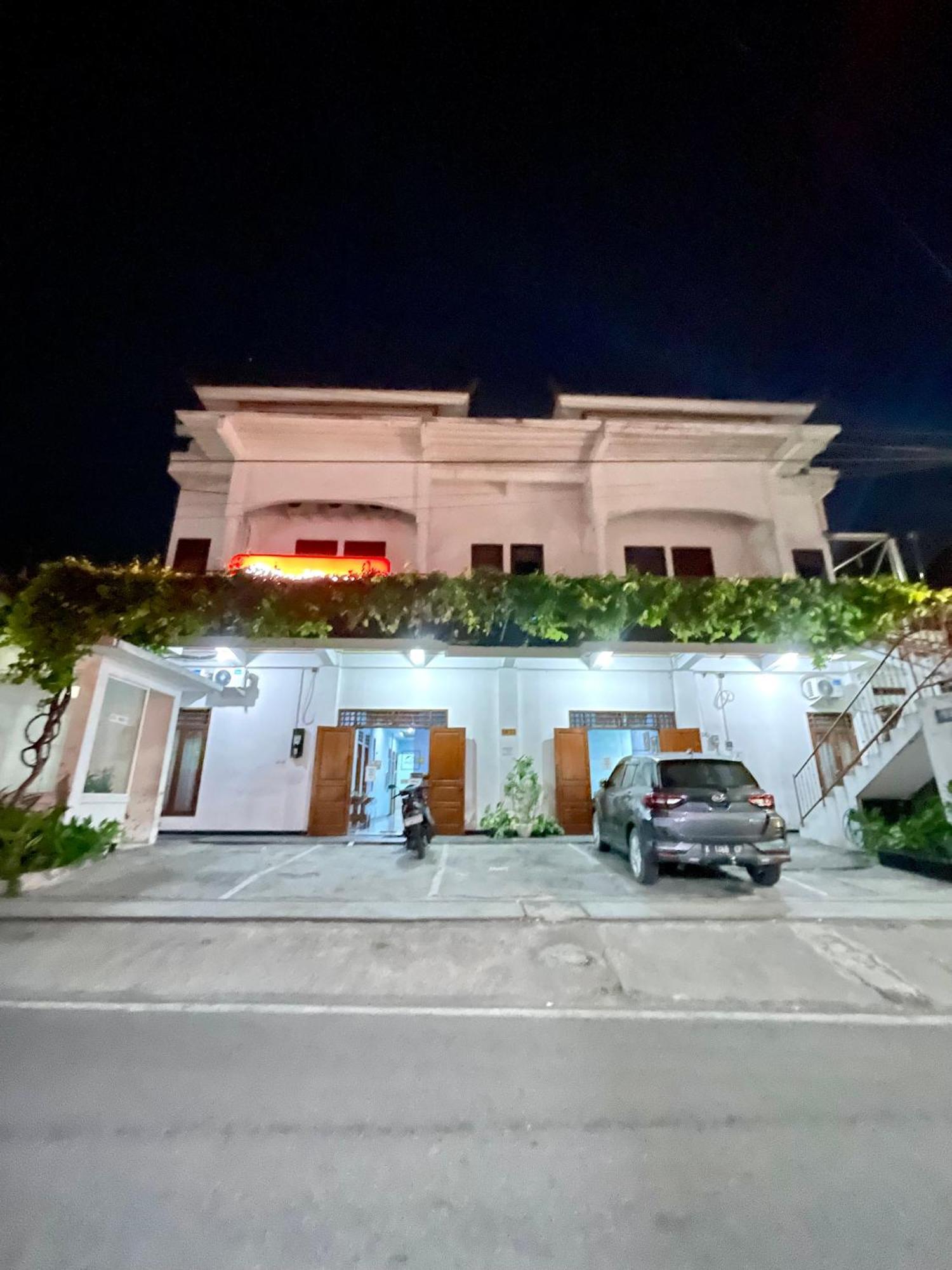 Telu Telu Solo Hotel Bagian luar foto