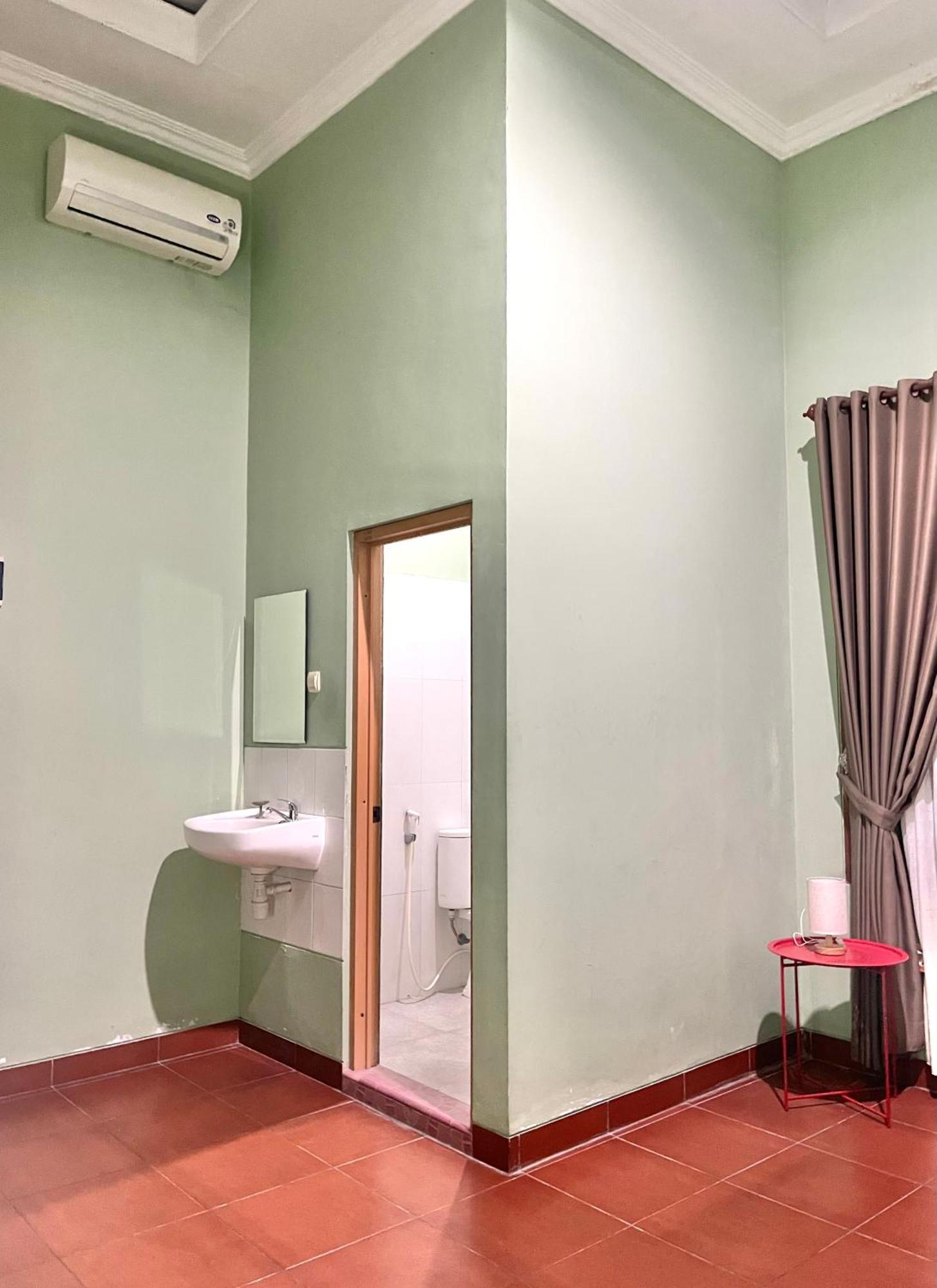 Telu Telu Solo Hotel Bagian luar foto